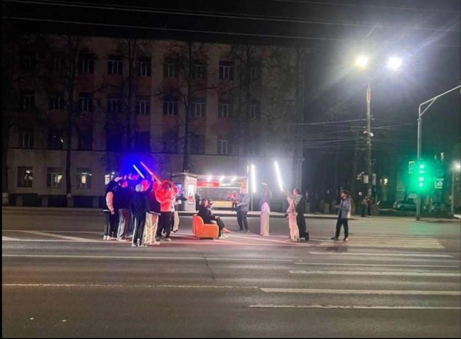 Толпа подростков устроила съёмки на проезжей части проспекта Гагарина