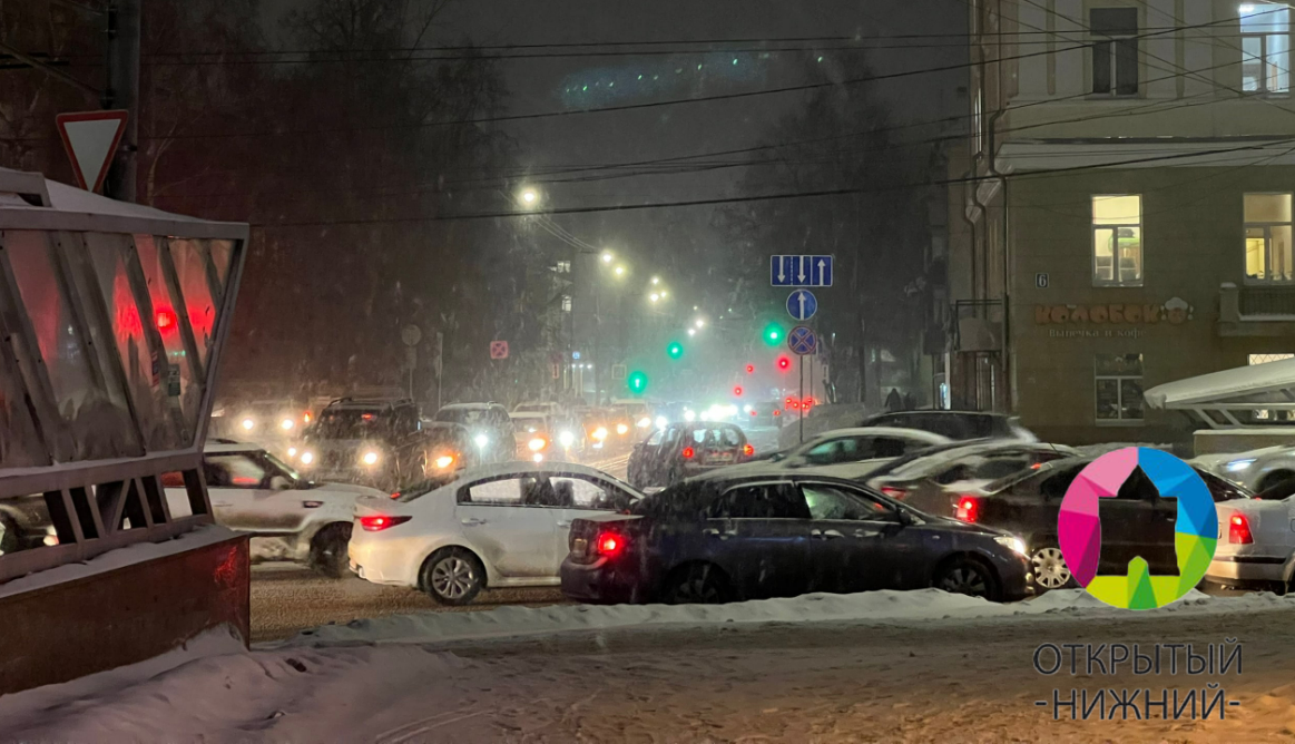 Гигантские пробки сковали Нижний Новгород из-за снегопада 28 ноября