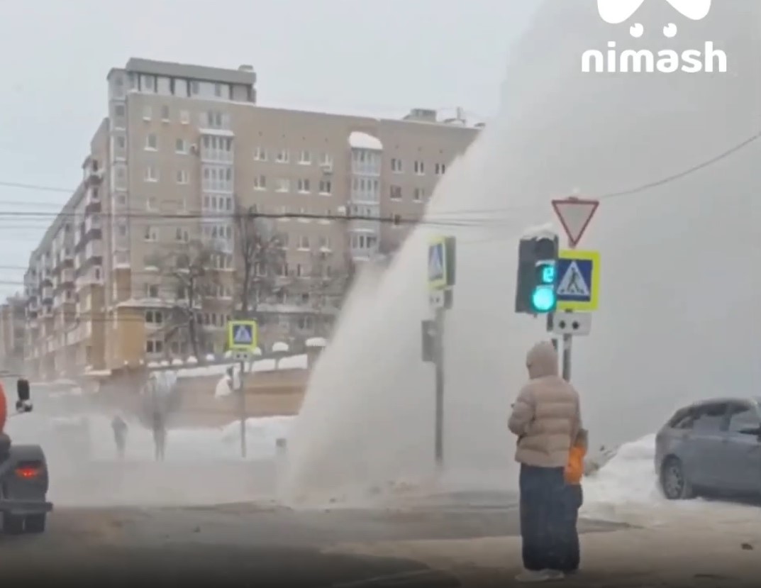 Движение ограничили на улице Ванеева из-за прорыва трубы с кипятком