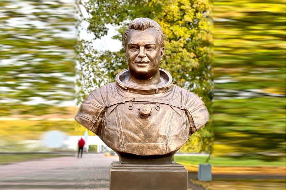 Памятник космонавту Георгию Гречко вернули к Нижегородскому планетарию