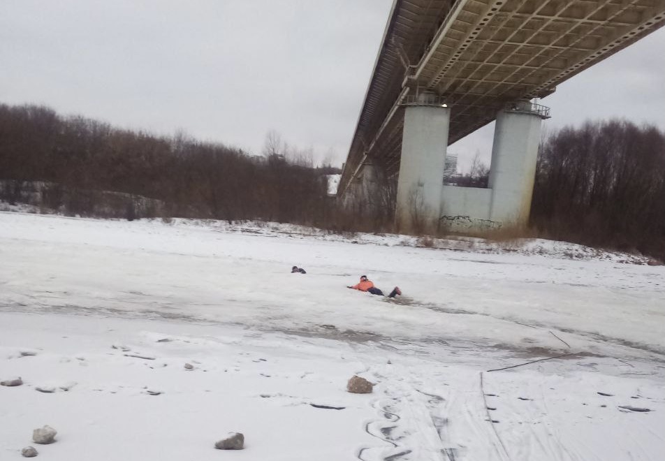 Провалившегося под лед мужчину спасли в Нижнем Новгороде