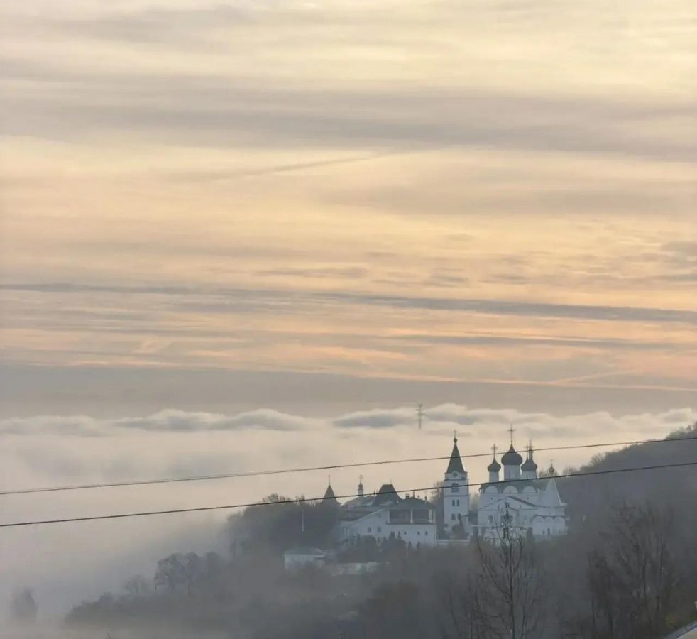 Евгений Люлин показал фотографии Нижнего, окутанного густым туманом