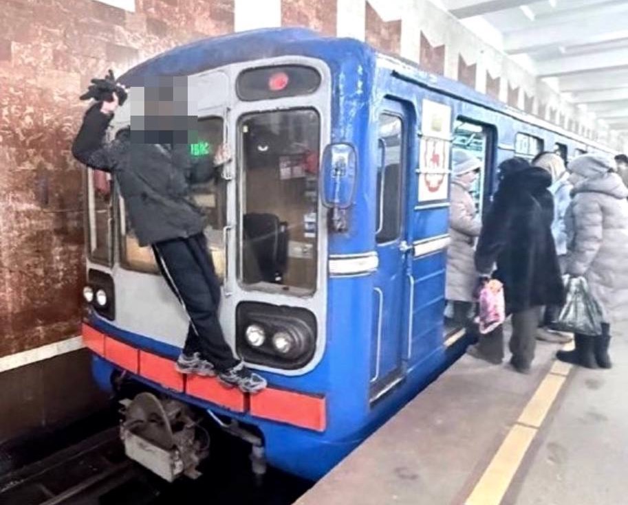Подросток забрался на поезд нижегородского метро для эффектного фото
