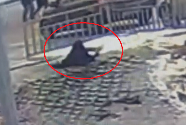 Момент провала мужчины под землю в Нижнем Новгороде попал на видео