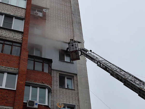 Женщину с тремя детьми спасли на пожаре в многоэтажке в Нижнем Новгороде