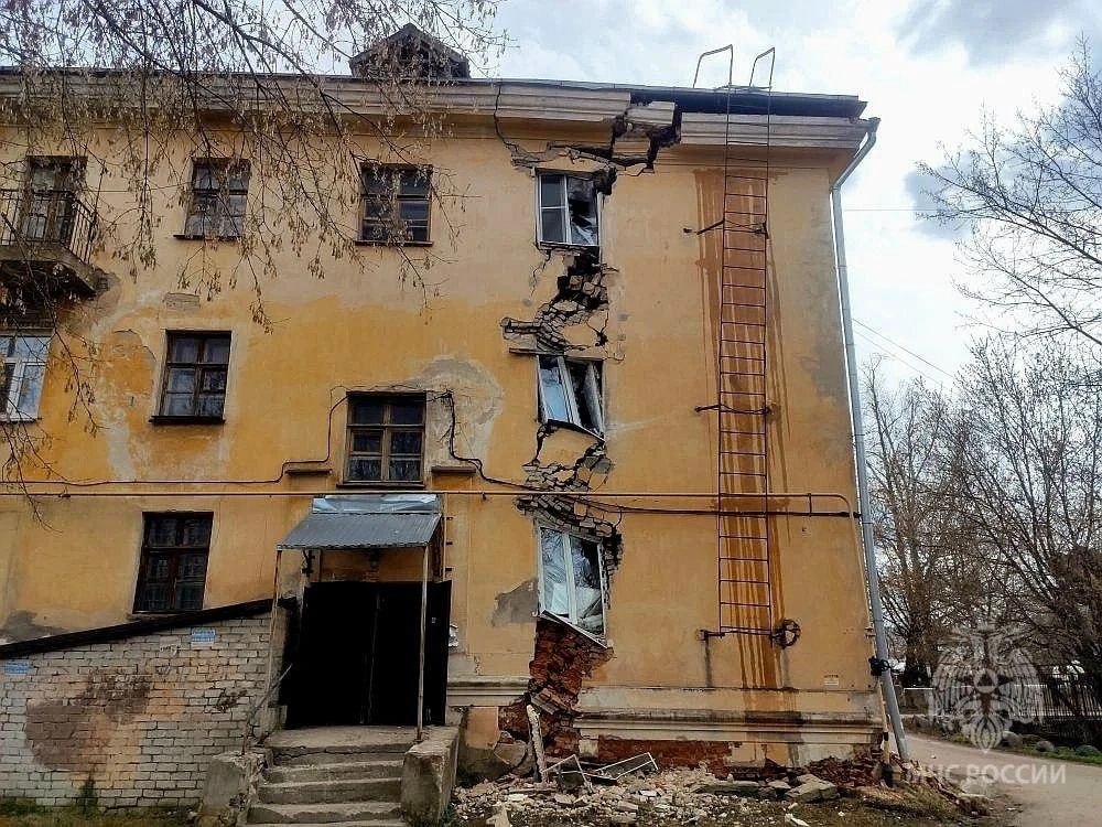 В Нижегородской области на улице Энгельса дом трещит по швам