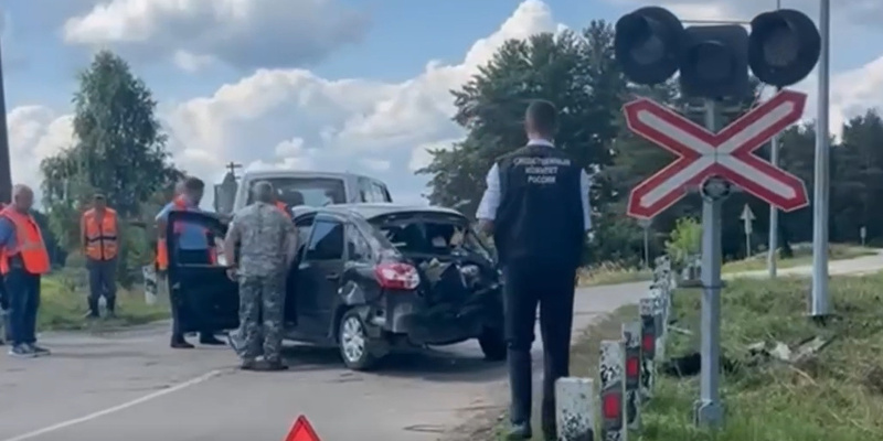 На переезде в Балахнинском округе столкнулись электричка и легковушка