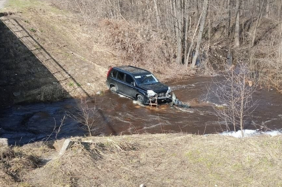 Дети начали разбирать на запчасти утонувший в Нижегородской области Nissan