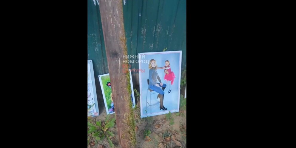 У ворот Павловского кладбища выставили картины и фотографии