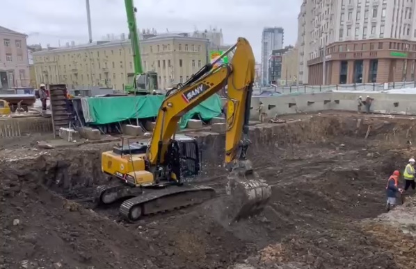 Разработку котлована демонтажной камеры начали на площади Свободы