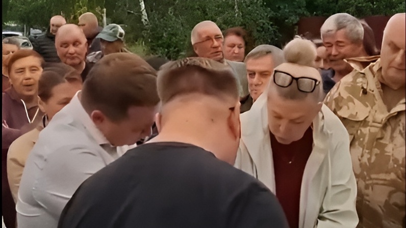 Жители Стахановского перекрыли улицу в знак протеста против ремонта дороги