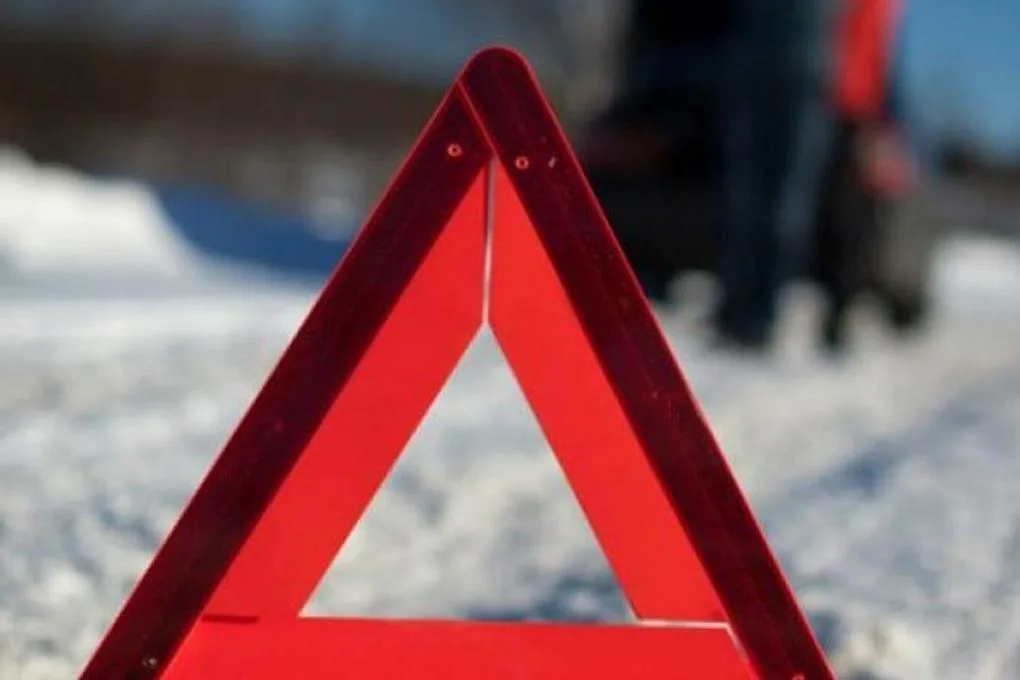 Водитель на «Ладе» провалился в яму на дороге в Нижнем Новгороде