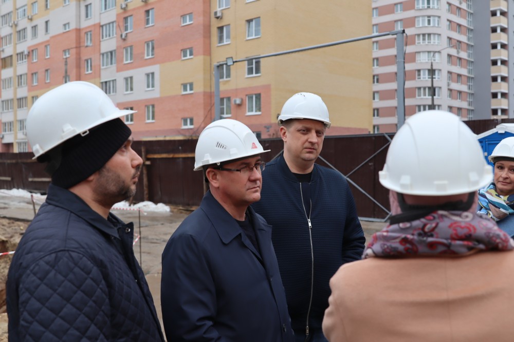 В Нижнем Новгороде проверили стройку двух детсадов и дома для переселенцев