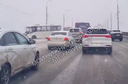 Маршрутка и две легковушки столкнулись на Канавинском мосту