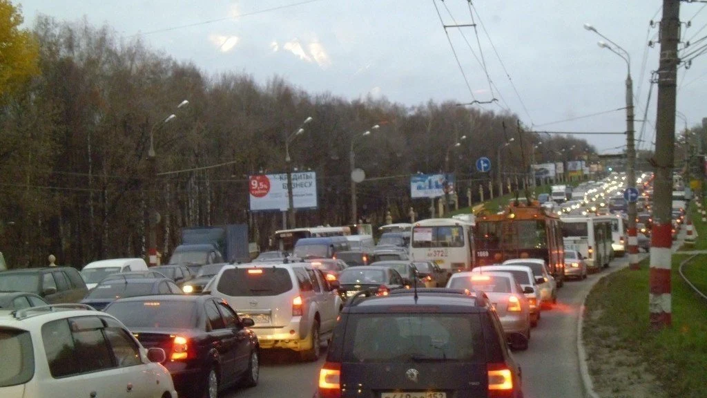 Транспортный коллапс: проспект Гагарина замер в трехкилометровой пробке