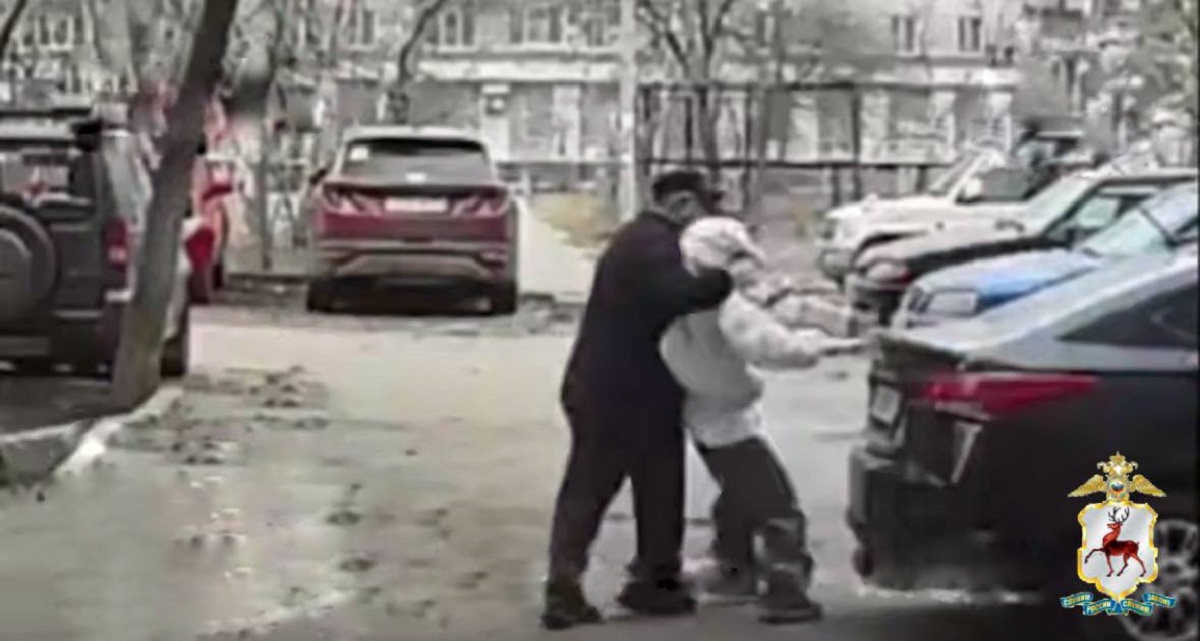 Затащивший школьницу в машину на Московском шоссе оказался ее дедушкой