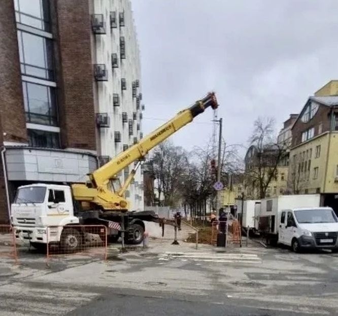 Фонтан из-под земли: трубу прорвало в центре Нижнего Новгорода