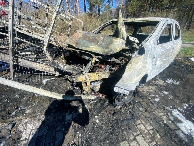 В Володарском округе автомобиль протаранил пешеходный мост и загорелся