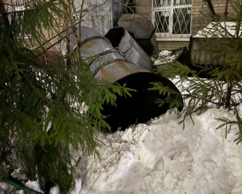 Во дворе дома на улице Кирова в Нижнем Новгороде рухнула проржавевшая труба