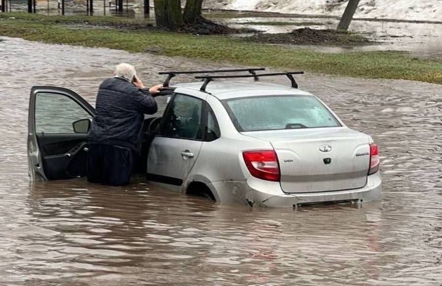 Вода вместо асфальта: паводок затопил выезд в Подновье под Нижним Новгородом