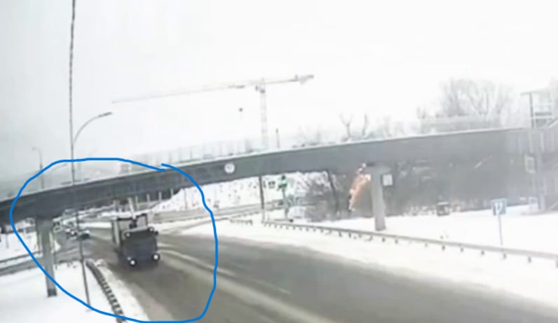 На Бору грузовик повредил мост и снёс светофор в микрорайоне Волгоречье