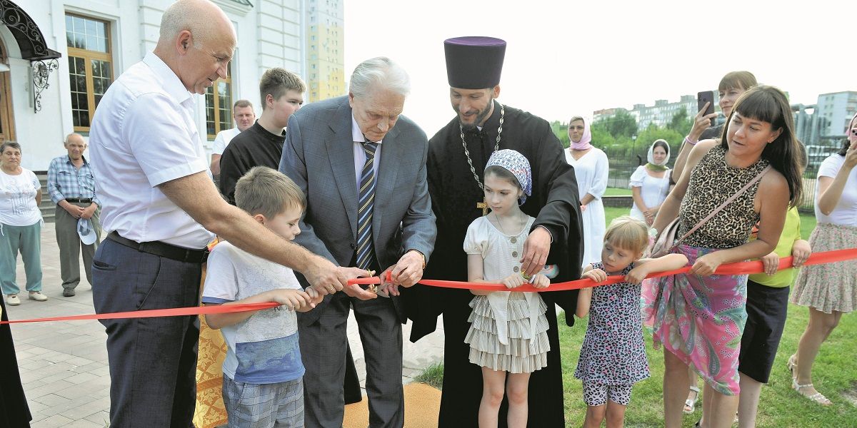 В микрорайоне Юг при храме открыли детскую площадку