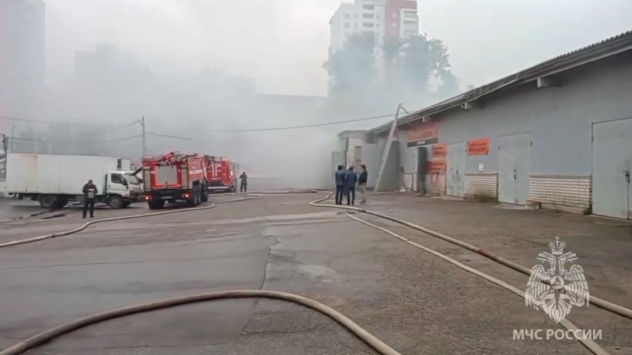 В Нижнем Новгороде загорелись склады на улице Бекетова