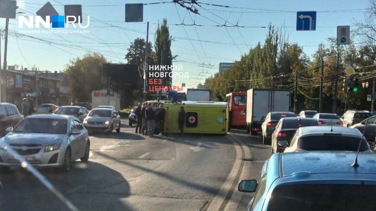 На Сормовском шоссе в Нижнем Новгороде перевернулась скорая помощь
