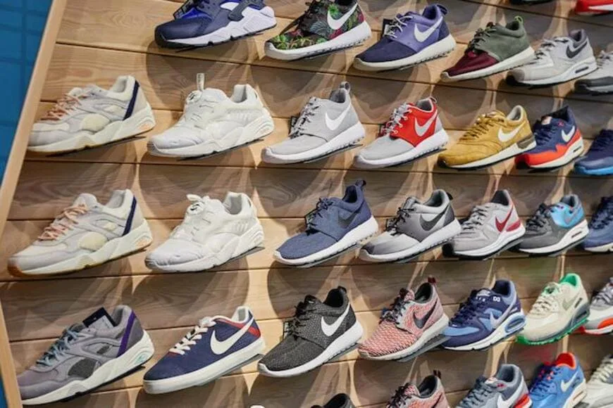 Mash: в торговых центрах России продают поддельные кроссовки Nike и Adidas