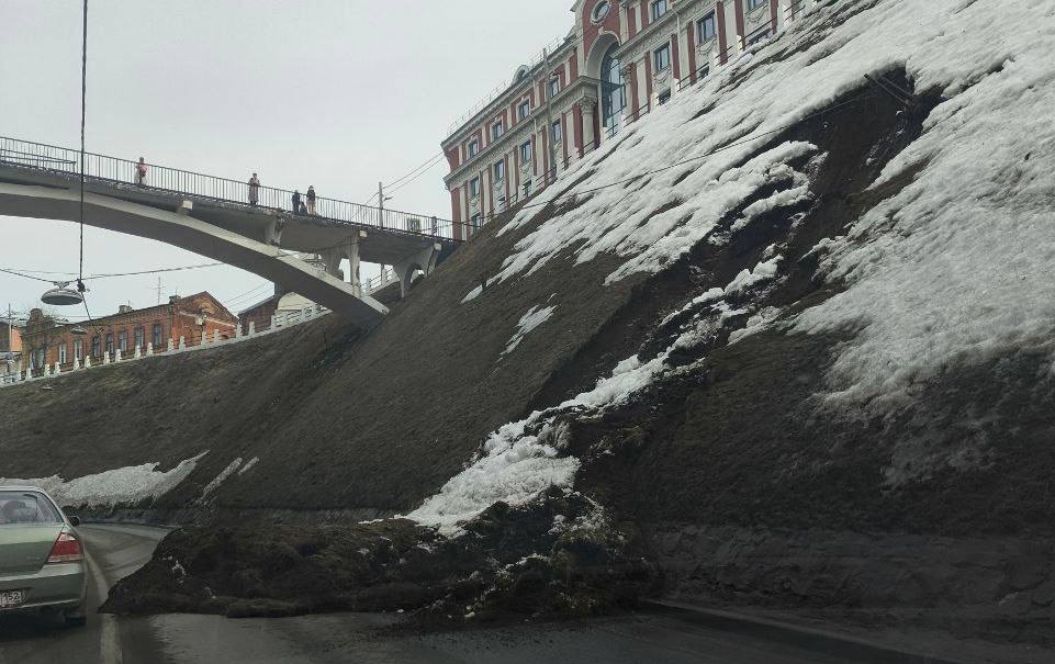 На Зеленском съезде сошёл грунт: дорогу частично заблокировало