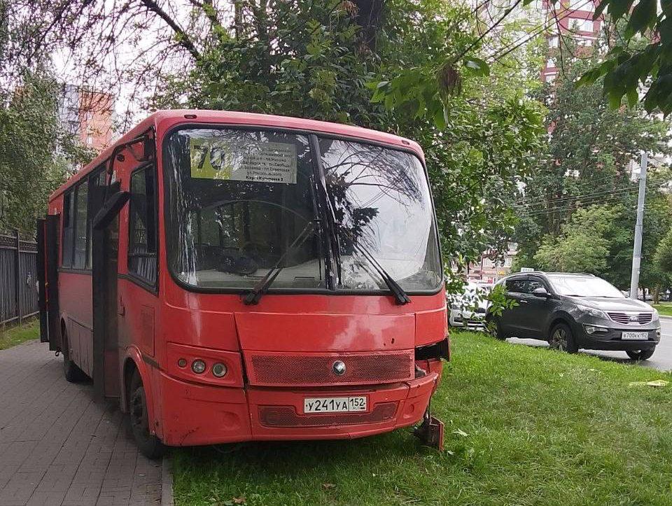 Автобус №70 врезался в остановку после смерти водителя в Нижнем Новгороде