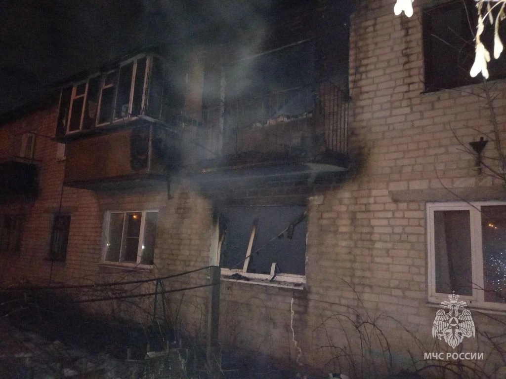 Пожарные МЧС потушили возгорание в двухэтажном доме в Кстове