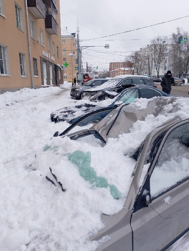 Рухнувшая снежная масса искорёжила несколько машин в Нижнем Новгороде