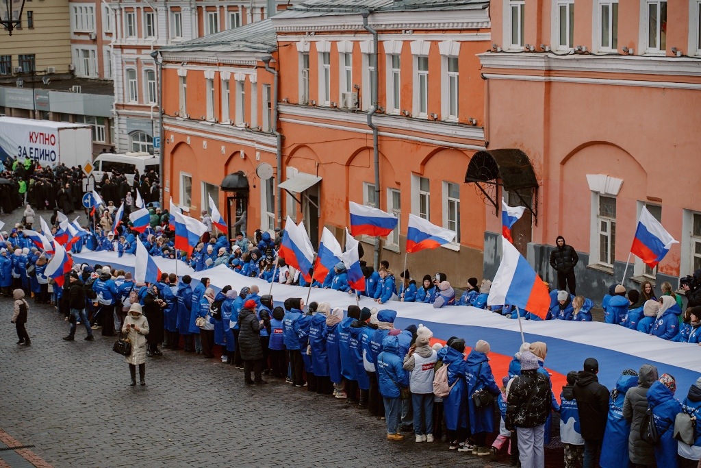 У стен Кремля в Нижнем Новгороде 600 человек развернули 100-метровый флаг России