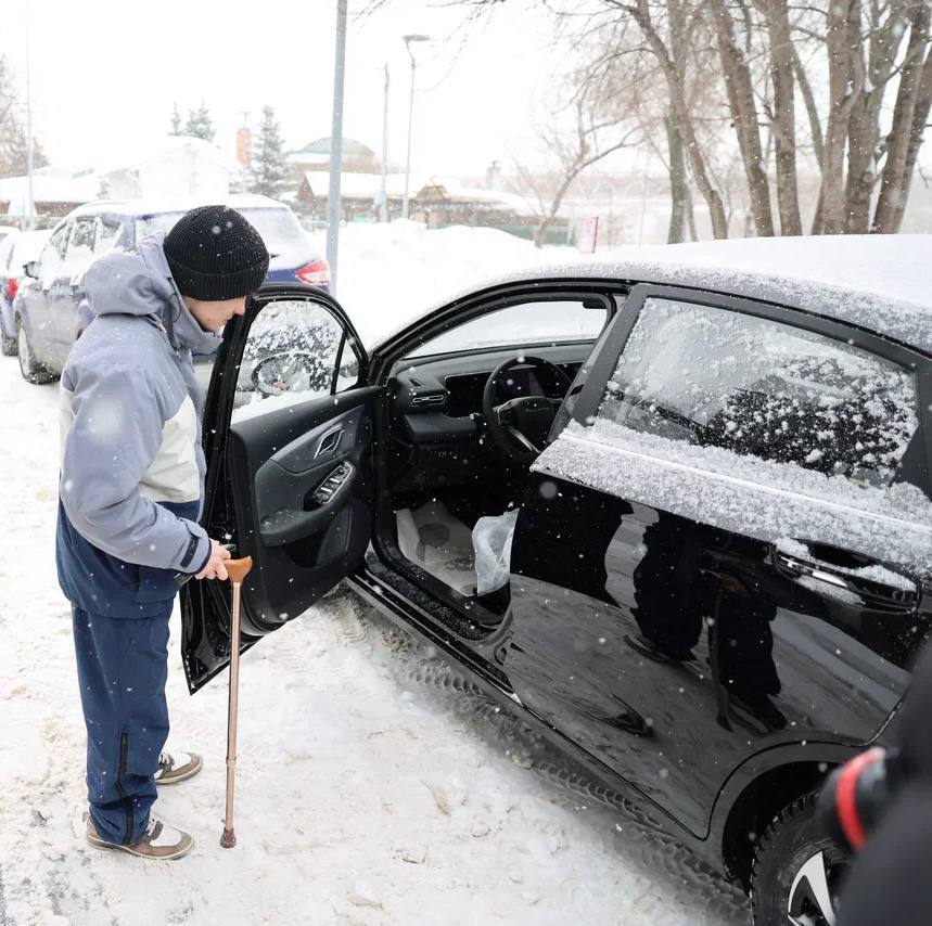 В Нижнем Новгороде ветеранам СВО передали автомобили с ручным управлением