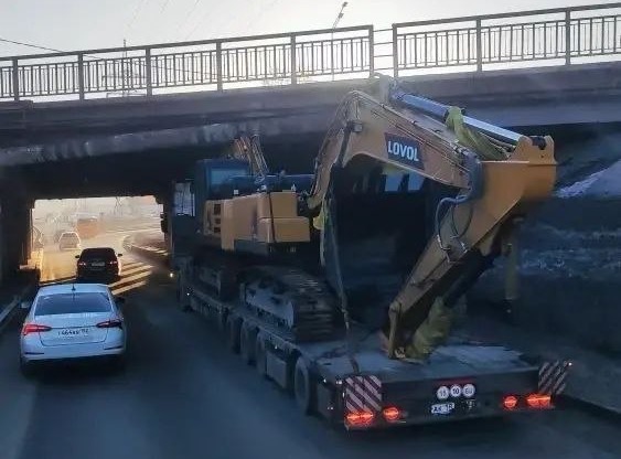 В Нижнем Новгороде трал с экскаватором упёрся в путепровод