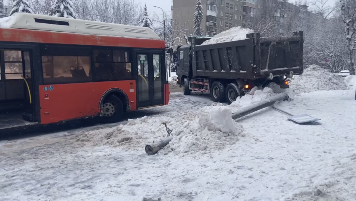 Пассажирка получила травмы после падения опоры ЛЭП на автобус
