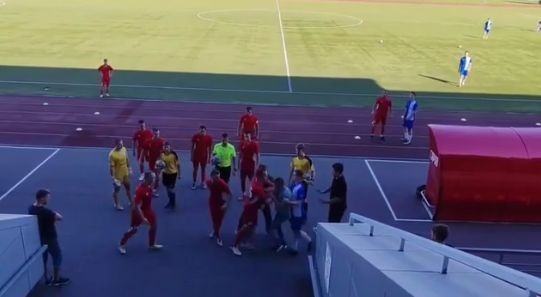 Матч «Икара» и «Городца» в Сарове завершился дракой игроков