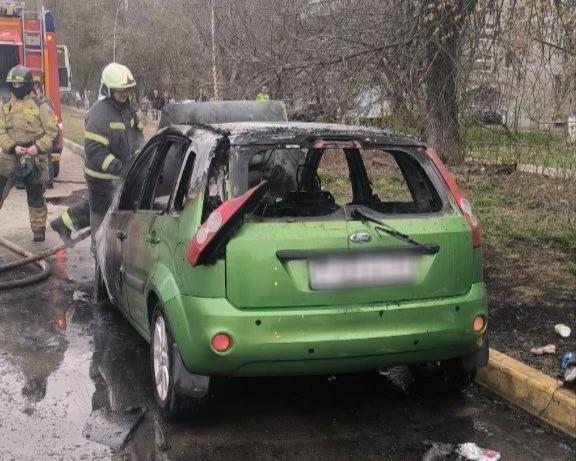 Легковой автомобиль сгорел на улице Даргомыжского в Нижнем Новгороде
