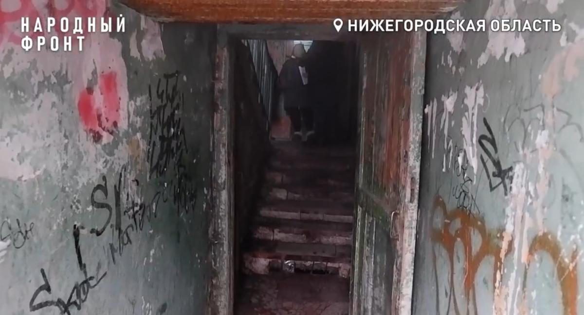 Дзержинцы третий год живут в доме с разрушенными окнами и затопленным подвалом