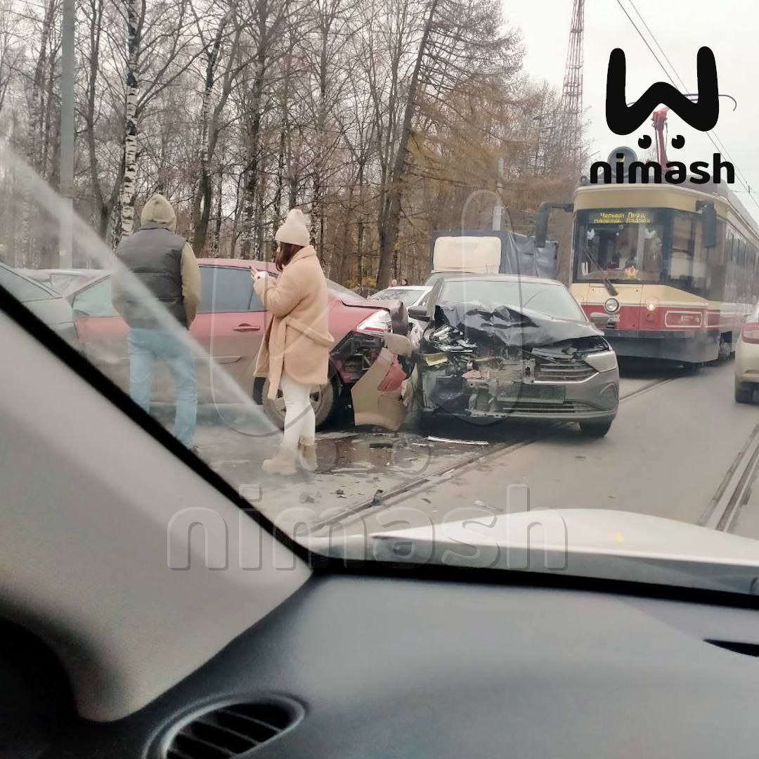 На улице Белинского ДТП остановило движение трамваев в Нижнем Новгороде