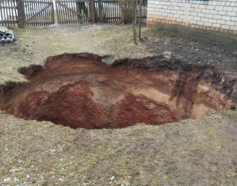 В Нижегородской области рядом с домом образовался опасный карстовый провал