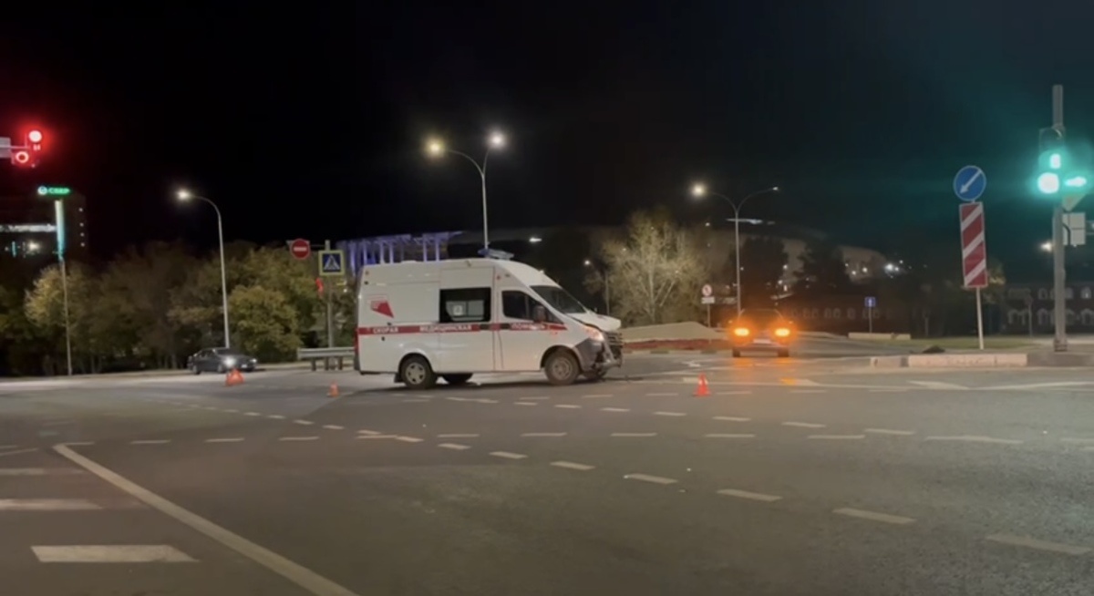 В Нижнем Новгороде на Стрелке столкнулись скорая помощь и Chery Tiggo