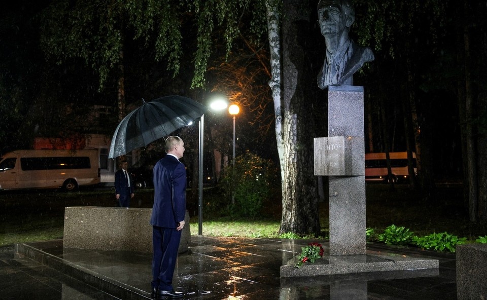 Путин возложил цветы к памятнику Юлию Харитону в Саров