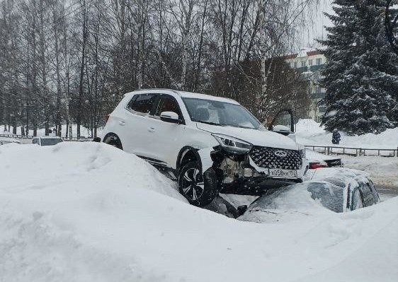В Кстове водитель протаранил крышу припаркованного авто, подлетев на сугробе