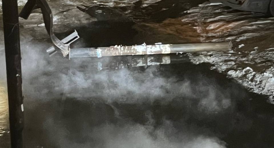 На улице Заречной в Нижнем Новгороде ГАЗель повредила трубу отопления