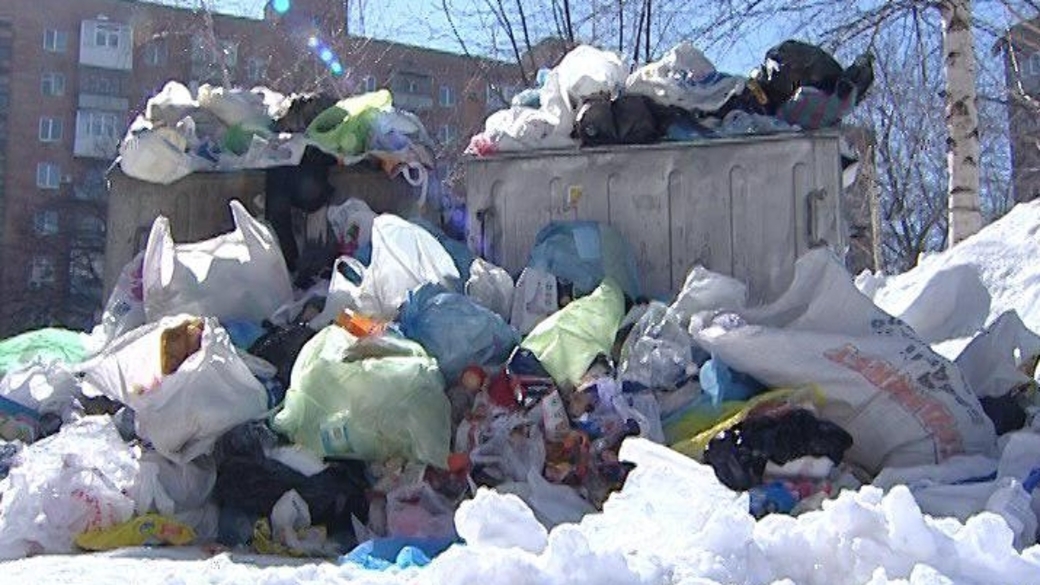 Во дворах Нижнего Новгорода после снегопадов скапливаются горы мусора