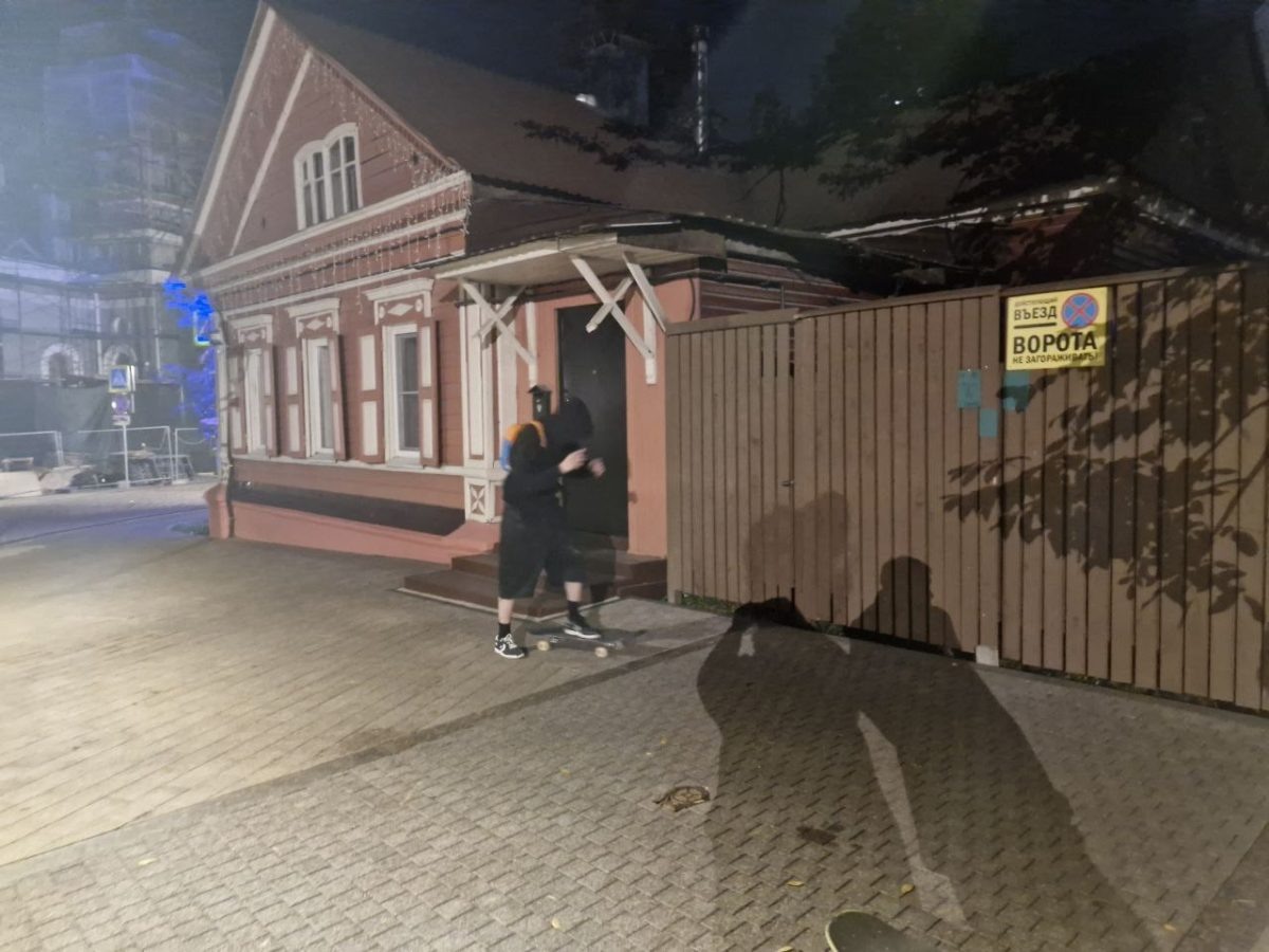 В Нижнем Новгороде скейтбордисты повредили люк на территории «Заповедных кварталов»