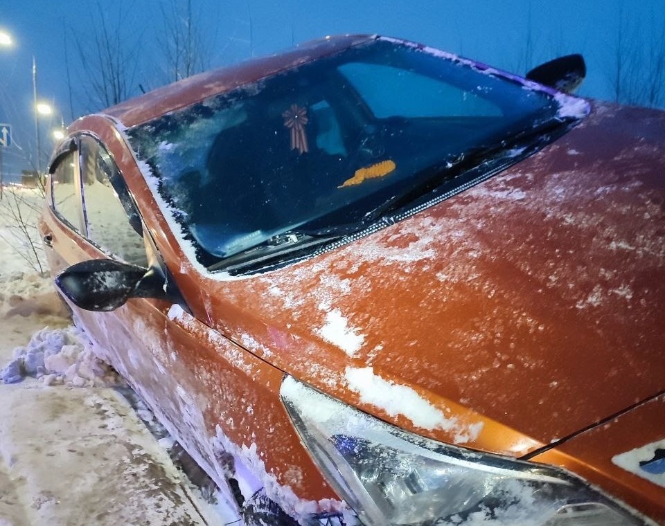 На трассе под Нижним Новгородом автомобиль перевернулся из-за скользкой дороги