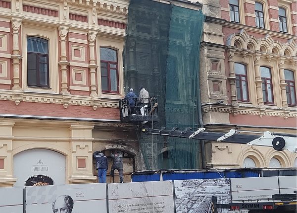 Фасад Главного ярмарочного дома начали восстанавливать после пожара